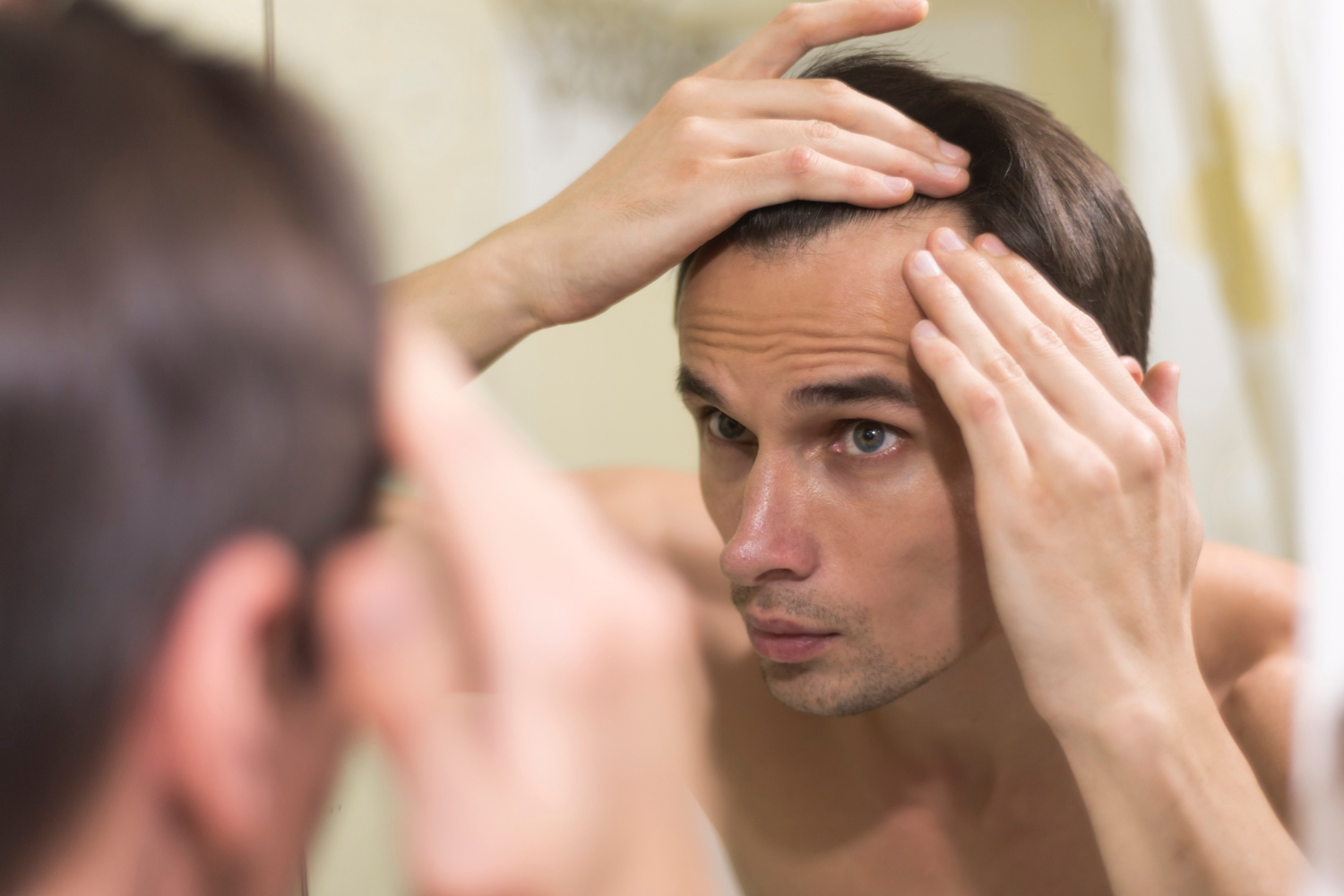 Perder el pelo siendo hombre: una inseguridad invisibilizada que muchos viven en silencio